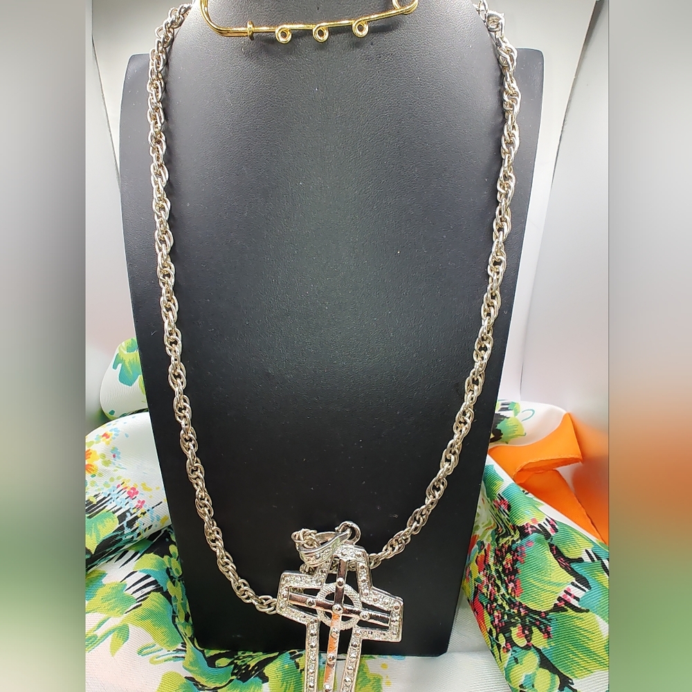 Beautiful Bold Vintage Soft Gold Tone Cross On A Chunky Chain - Picture 7 of 8
